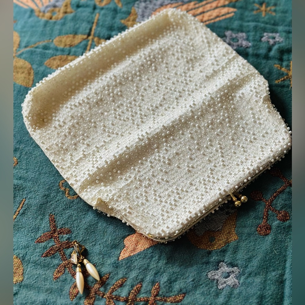 Vintage art deco style folding embellished clutch and faux pearl earring set - Picture 5 of 15